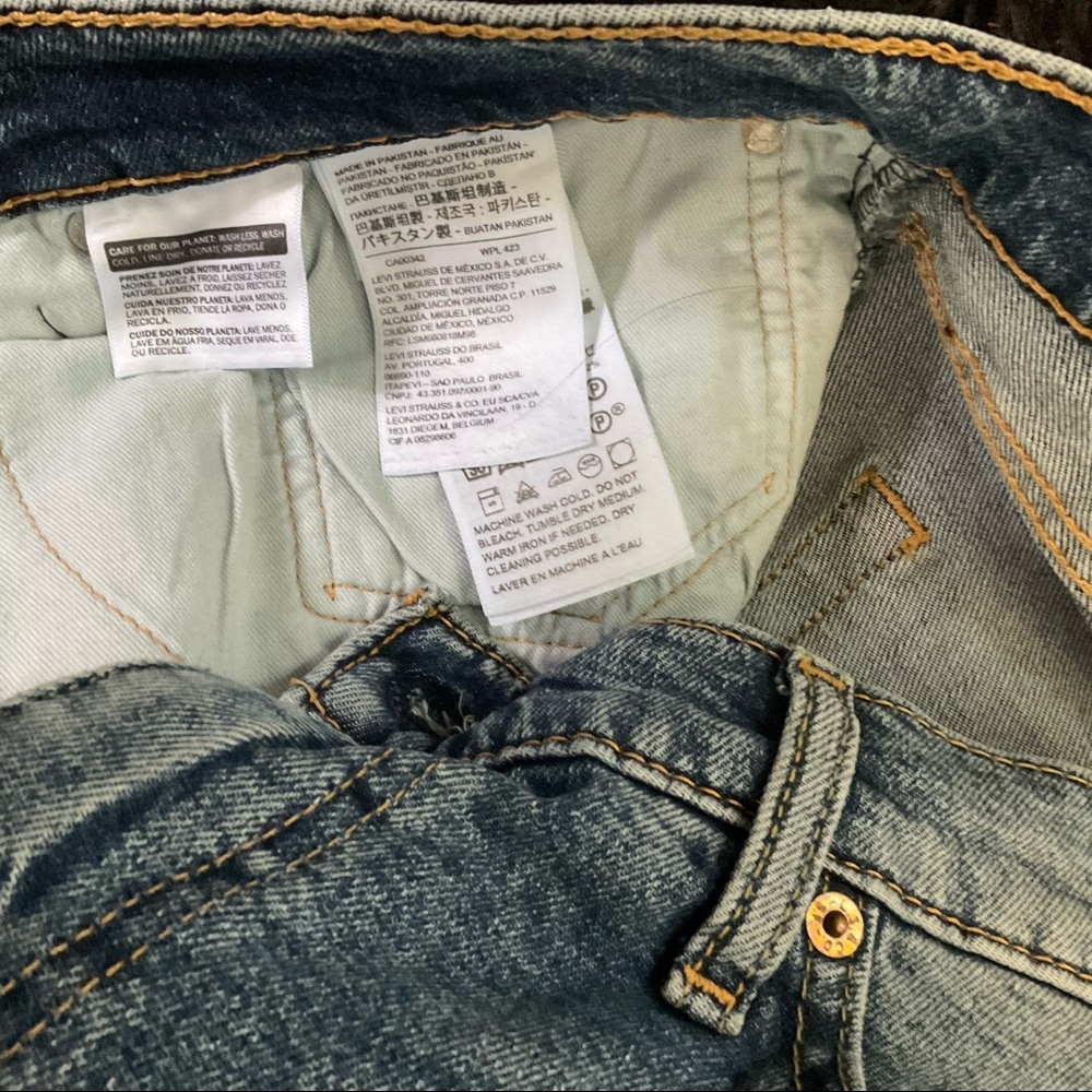 “LEVI STRAUS” Men’s 541 Medium Wash Athletic Fit Jeans. - Picture 10 of 15